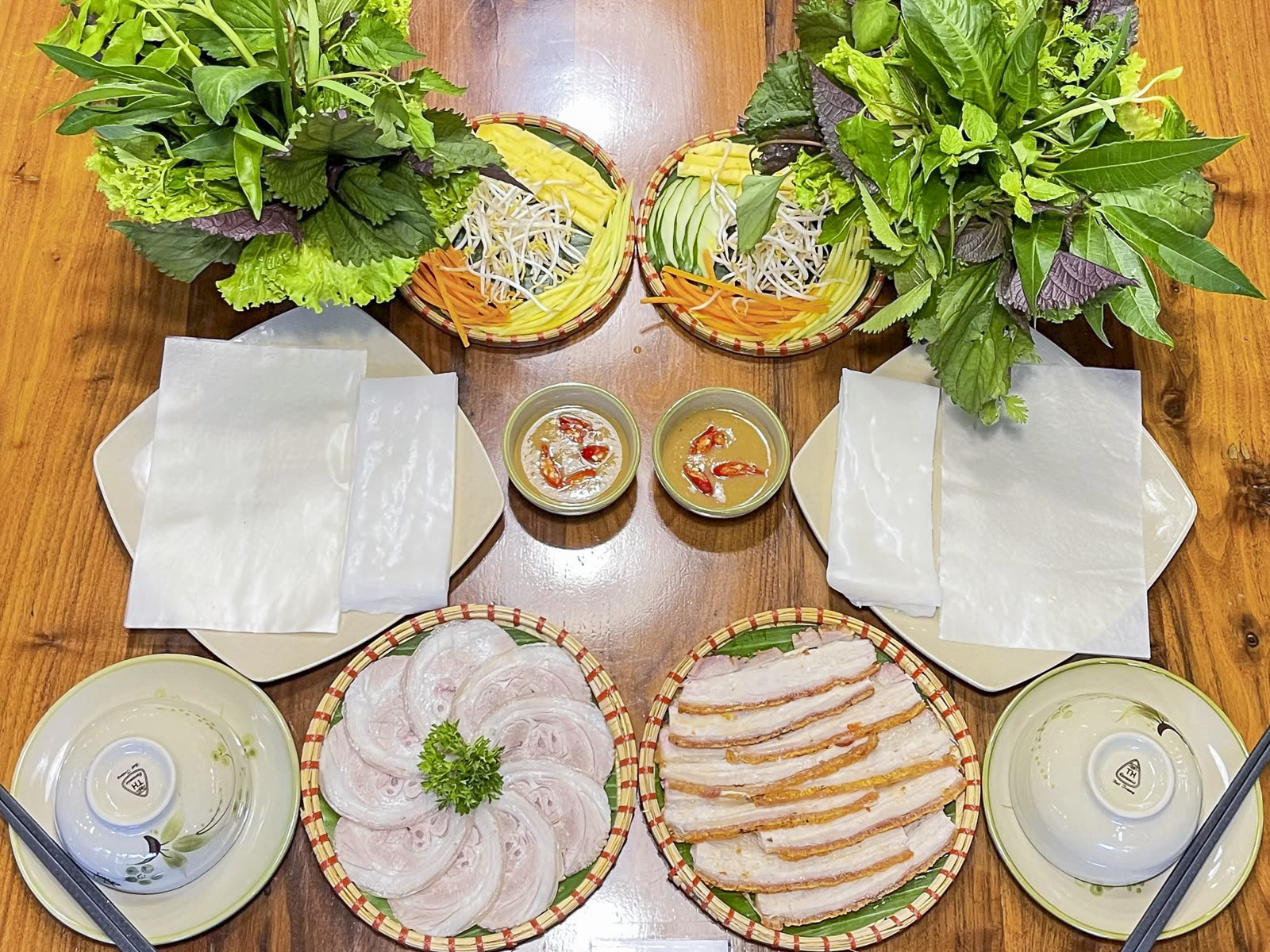 Thưởng Thức Lẩu Cá Kèo & Bánh Tráng Cuốn Thịt Heo Giữa Lòng Thủ Đô Trong Không Gian Xanh Mát